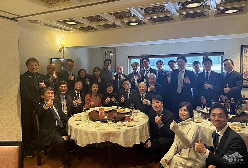 徐佳青與橫濱僑界人士餐敘交流,深化僑務連結。