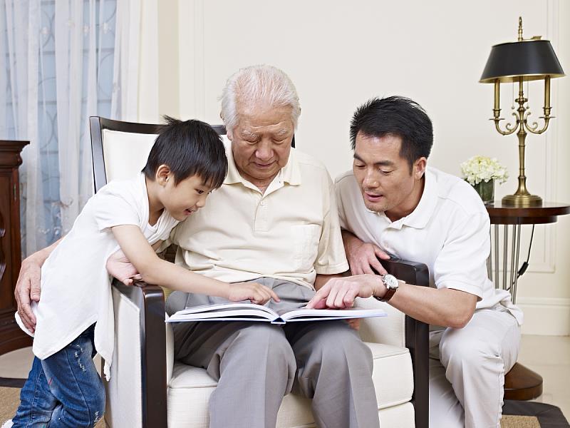 「南山人壽幸福憶百健康終身保險」為首張給付輕度、中重度失智保險金的終身失智險,可為記憶與家庭撐把傘,預防人生的驟雨。
