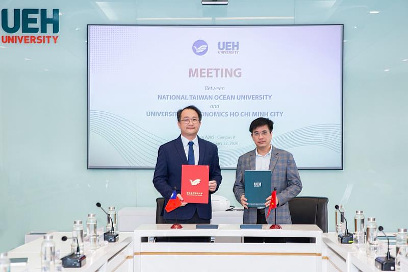 合作備忘錄(MOU)遞交儀式。(左為海大范佳銘國際長,右為胡志明經濟大學Bui Quang Hung校長)
