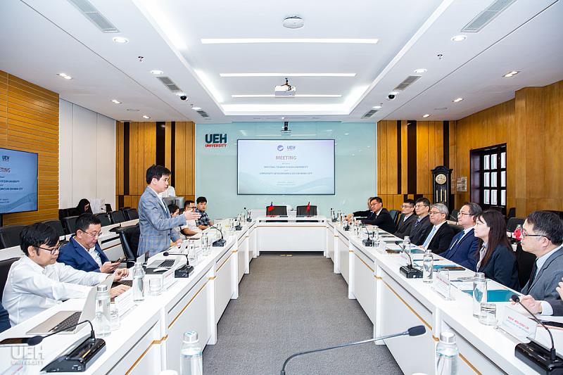 胡志明經濟大學校長及行政主管與海大交流團成員進行合作議題討論。