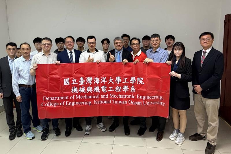 光隆實業公司林尚典總廠長及陳柏舟副廠長與海大交流團師生合照。