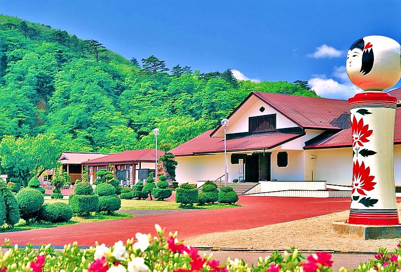 鳴子的日本木芥子館的成立,源於詩人兼童話作家深澤要先生捐贈的收藏,以及來自全國木芥子工匠持續捐贈給木芥子祭典的奉納木芥子。