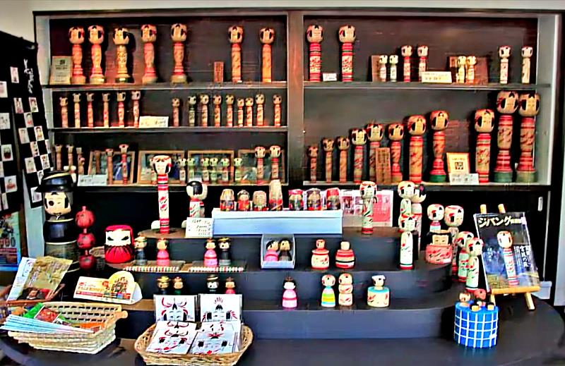 平賀木芥子店是一家擁有100年以上歷史的作並系平賀系第8代工匠平賀輝幸經營的工房兼店鋪,目前是在作並溫泉中唯一可以購買作並系木芥子的店鋪。