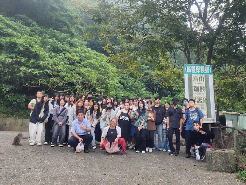 南華大學「永續環境與地方創生」跨領域學程師生至台南市南化區烏山獼猴區戶外教學，在烏山獼猴保護區前合影。
