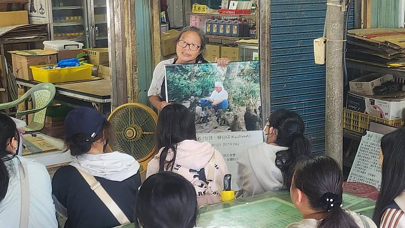 南華大學「永續環境與地方創生」跨領域學程師生至台南市南化區烏山獼猴區戶外教學,並聆聽烏山獼猴保護區歷史沿革。