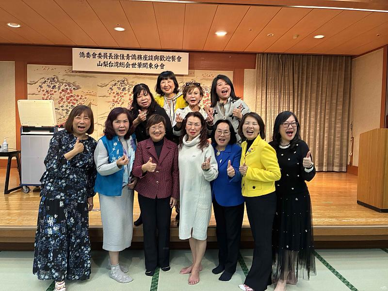 徐佳青與現場世華婦女會員互動熱絡。