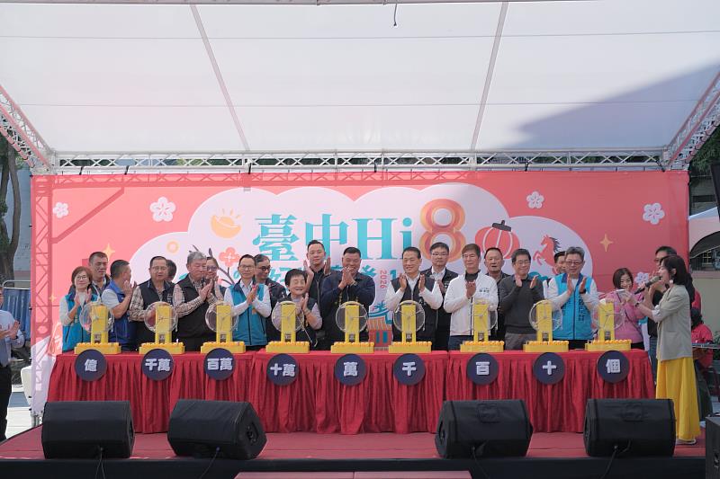 經發局副秘書長張大春（中）與豐原在地民意代表一同抽出大獎。