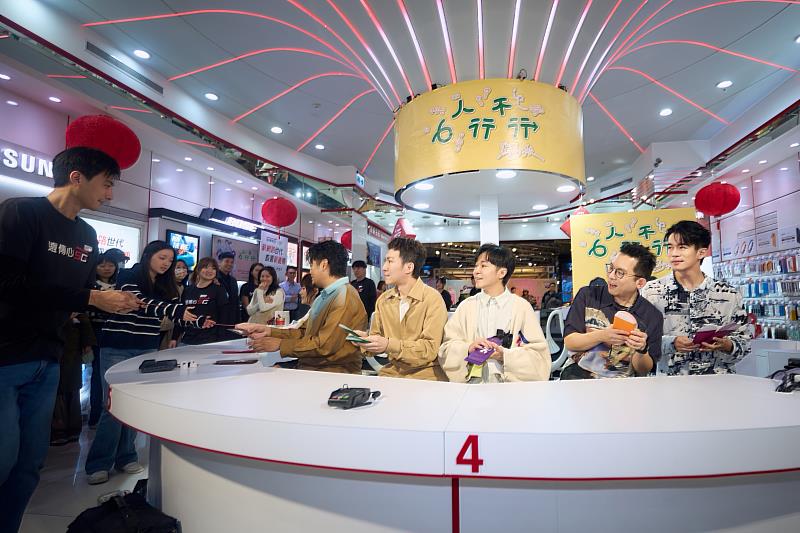 蘇打綠6名團員化身「一日店長」，親手送出依個人形象設計的馬年紅包袋。（提供：魚丁糸有限公司）