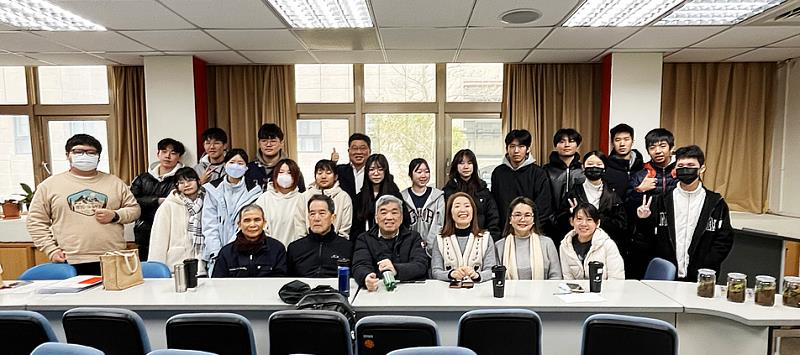 中國文化大學園藝暨生物技術學系舉辦「李秀燕系友紀念獎助學金」頒發典禮，27位大一新生全數獲頒入學獎助學金。
