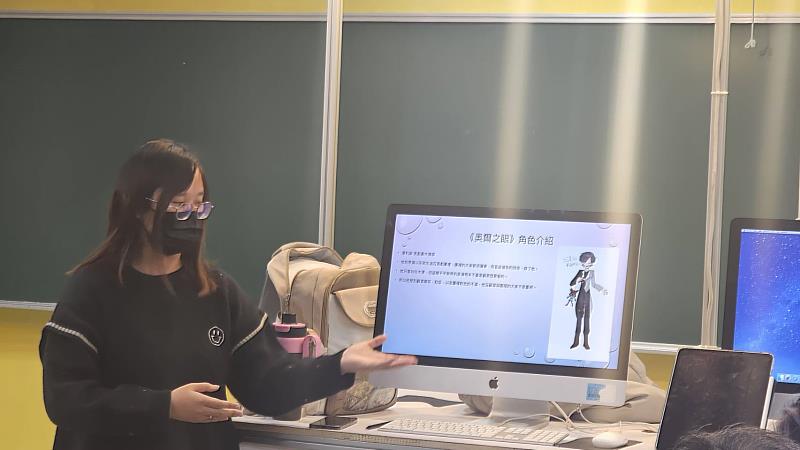 簡茹宣同學說明故事創作與設計成果。