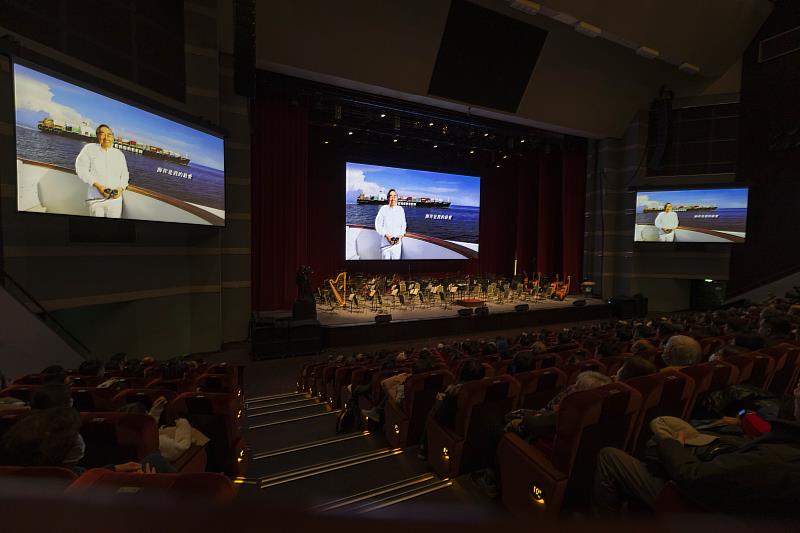 在音樂會開始之前,現場也特別播放了兩支影片,分別是《海洋之子十年續航》影片,與現場觀眾一起回顧長榮集團創辦人張榮發總裁波瀾壯闊的一生,以及《所信所行 善不止息》影片,與大家分享張榮發基金會近期訪問了受張創辦人幫助與鼓勵而實現夢想的兩位受助者人生故事,現場感人的氛圍,讓許多觀眾都忍不住感動落淚。