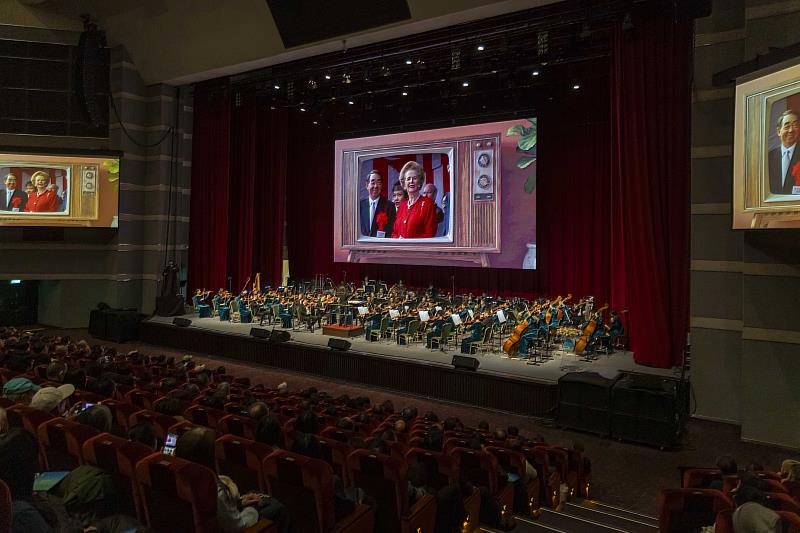 長榮交響樂演出英國作曲家艾爾加的《威風凜凜進行曲》,這首被譽為「英國第二國歌」的曲子同時也是張創辦人與英國鐵娘子柴契爾夫人最喜歡的曲目之一,張創辦人曾說每次聽到這首曲子,就會想起他在遠方的老友柴契爾夫人,現場播放了許多珍貴畫面,也訴說了兩位摯友堅毅的友情,讓觀眾津津樂道。