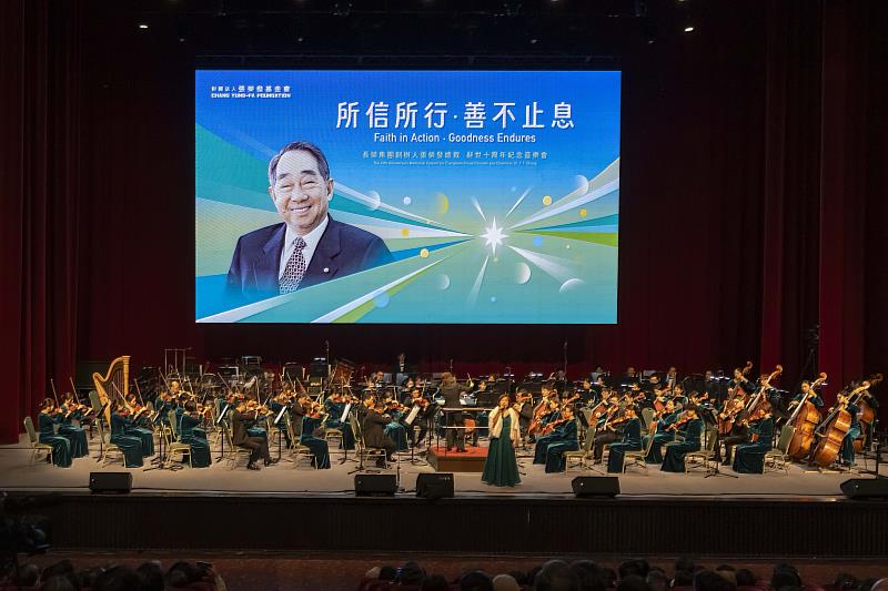 張創辦人及張榮發基金會長期協助的視障聲樂家朱萬花,在音樂會當中帶來創辦人最喜歡的《月光小夜曲》及《牽阮的手》,道盡對創辦人的感恩與思念,也藉由這兩首充滿愛的歌曲,象徵創辦人的善念會一直傳承下去,永不止息。