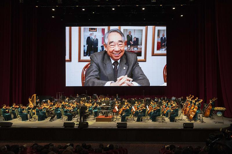男高音林健吉帶來撫慰人心的《淚光閃閃》與《千風之歌》,他深情的歌聲及現場播出的影片,令現場許多觀眾為之動容,也代替大家說出對創辦人張榮發總裁無限的懷念。