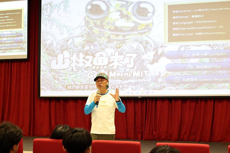 紀錄片導演麥覺明分享《山椒魚來了》創作歷程，透過影像引導高中生思考生態保育與行動實踐。