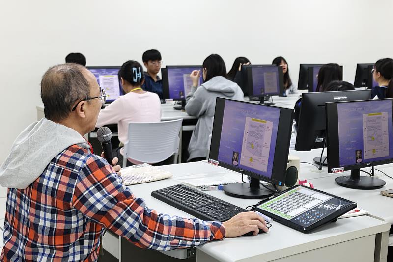 中山醫大生物醫學科學學系教授群帶領高中生進行新冠病毒基因體分析，體驗生醫研究流程。