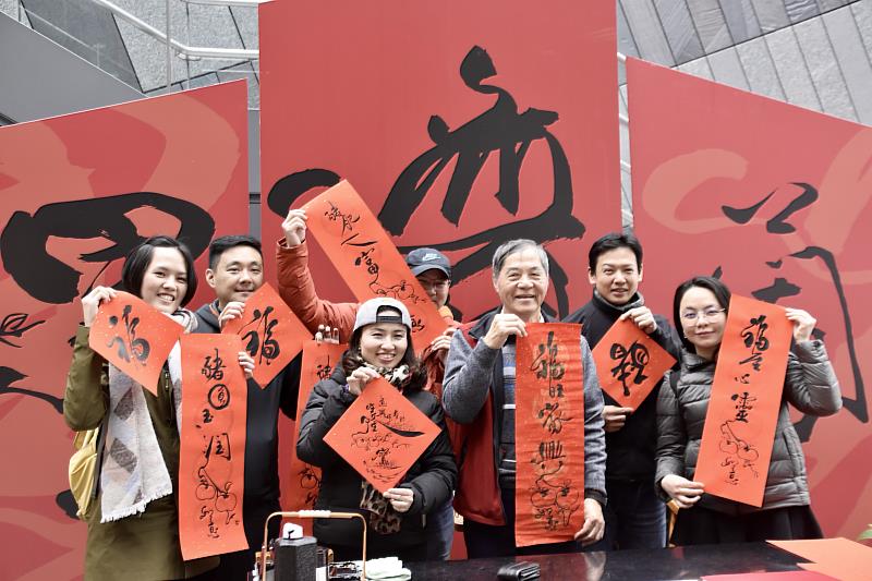 陳清海老師的書法作品字中有畫，民眾爭相收藏。