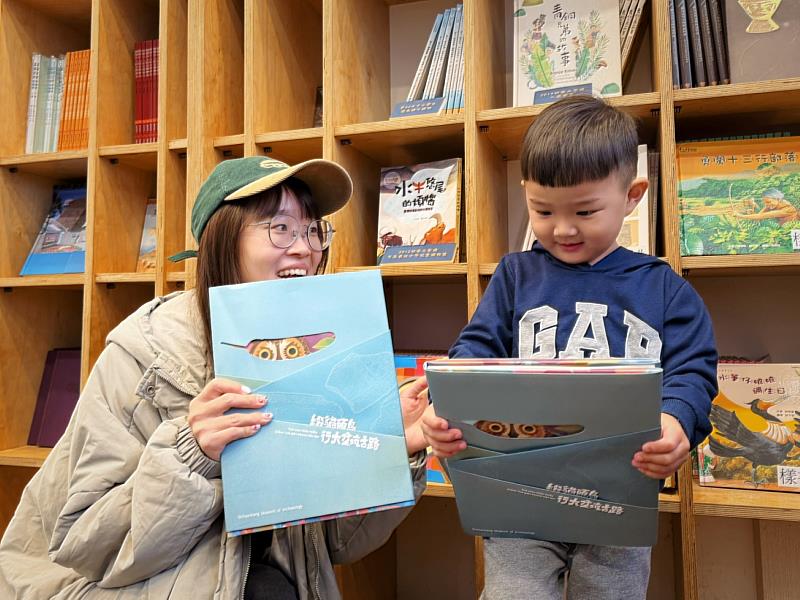 《綴貓頭鳥行大坌坑古路》於十三行博物館文化商店販售中。