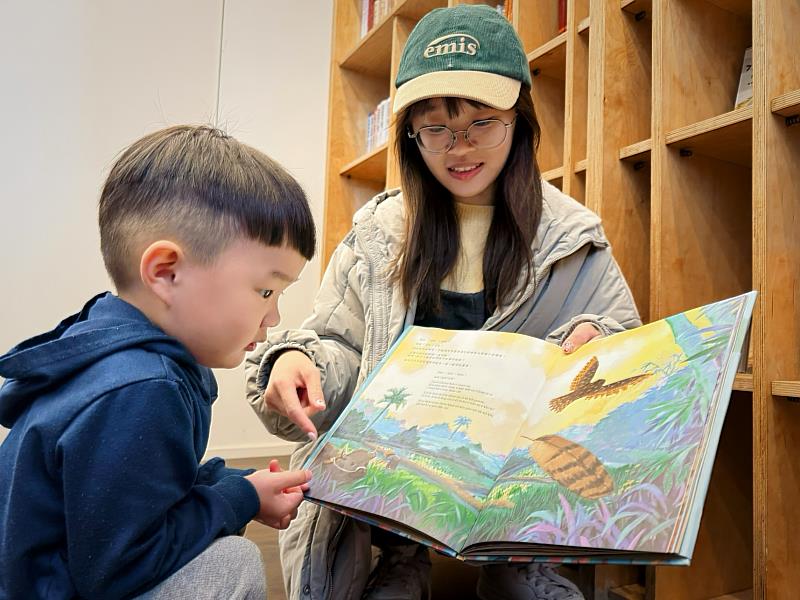 《綴貓頭鳥行大坌坑古路》是親子共讀、學習道地台語詞彙的絕佳教材。