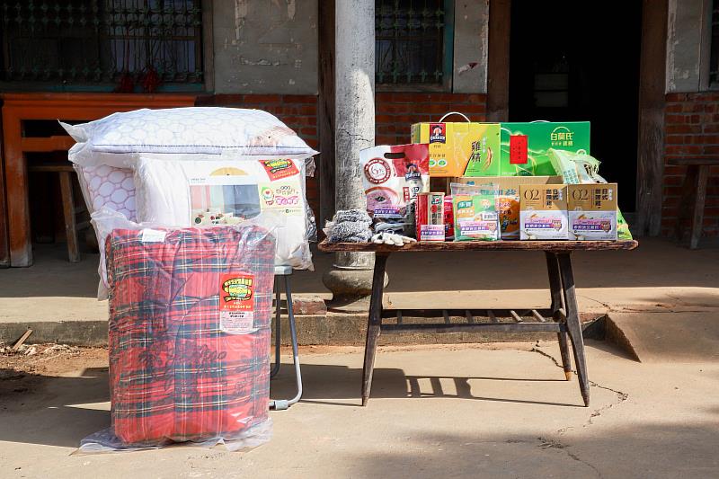 寒冬送暖迎新年 縣長翁章梁拜訪獨居長輩傳遞年節關懷