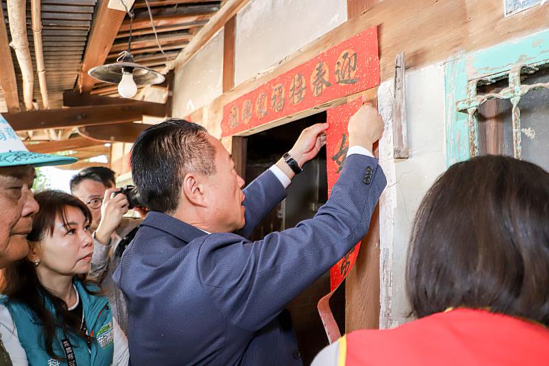 寒冬送暖迎新年 縣長翁章梁拜訪獨居長輩傳遞年節關懷