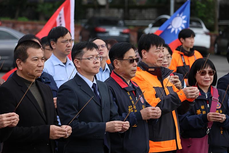 艦隊分署副分署長率來賓及基隆對全體同仁進行祈福儀式。