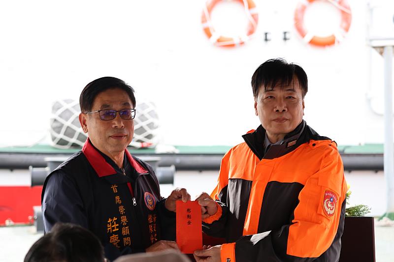 海巡之友總會艦隊分會首席榮譽顧問莊慶達頒發慰問金予基隆海巡隊。