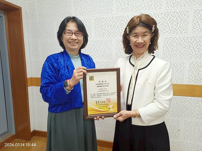 台灣尤努斯基金會董事長暨群景國際商務法律事務所所長蔡慧玲（左)與臺大醫學院前副院長陳敏慧教授（右）合影。