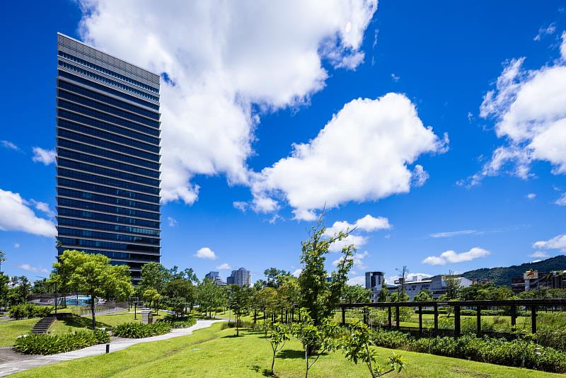 「潤泰玉成廣場」位於南港路三段核心街廓，步行7分鐘可抵達捷運昆陽站，正以其卓越的建築設計，詮釋產業聚落的蛻變與發展。