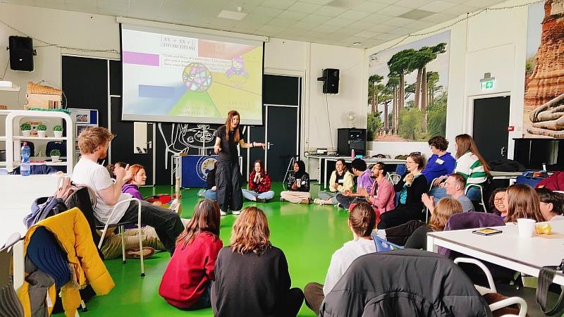 今年首度進榜THE教育研究領域排名的人文暨社會學院，展現跨域研究與人才培育之堅強實力。