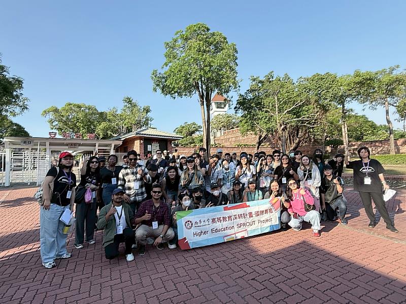 南華大學國際處辦理境外生臺南一日文化體驗活動,於安平古堡合影。