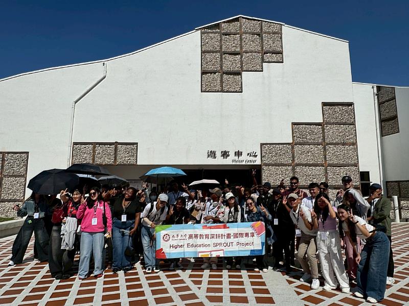 南華大學國際處辦理境外生臺南一日文化體驗活動，參訪台江國家公園並合影留念。