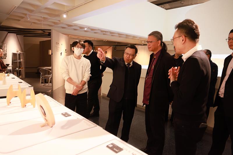 工藝中心陳殿禮主任帶領亞洲大學蔡進發校長及其同仁參訪工藝中心精湛的工藝作品。