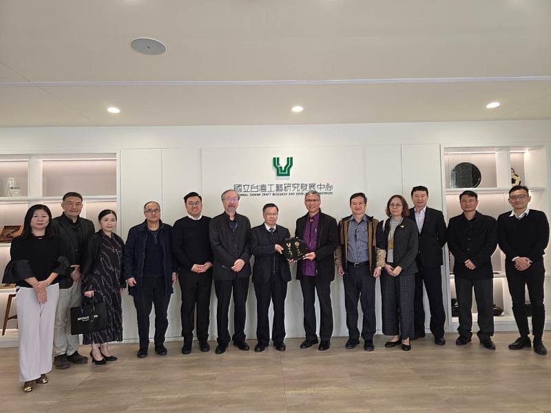 亞洲大學蔡進發校長（中）帶領同仁、工藝中心陳殿禮主任（右6）帶領同仁，共同見證MOU簽約。