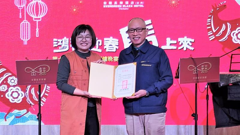 圖說二、臺南市穀粒禾禾身心關懷協會理事長李靜怡(左)頒發感謝狀，由張榮發慈善基金會董事長吳景明代表接受。