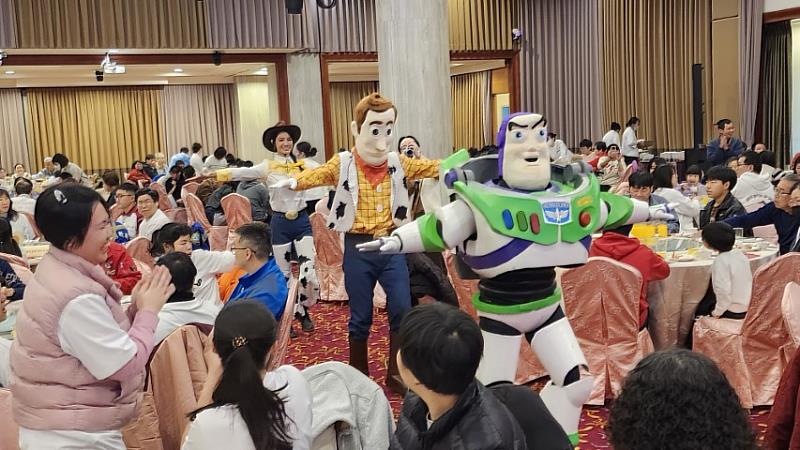 圖說三、玩具總動員表演舞蹈，與台下觀眾開心互動。