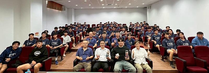 黃韋盛（前排右2）分享自己從大專球員邁向職業舞台的奮鬥歷程，並開心與師長學弟合影 。（圖/中信科大提供）