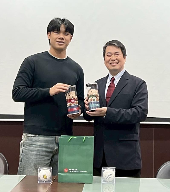 中信兄弟黃韋盛回校鼓舞中信科大大學棒球隊