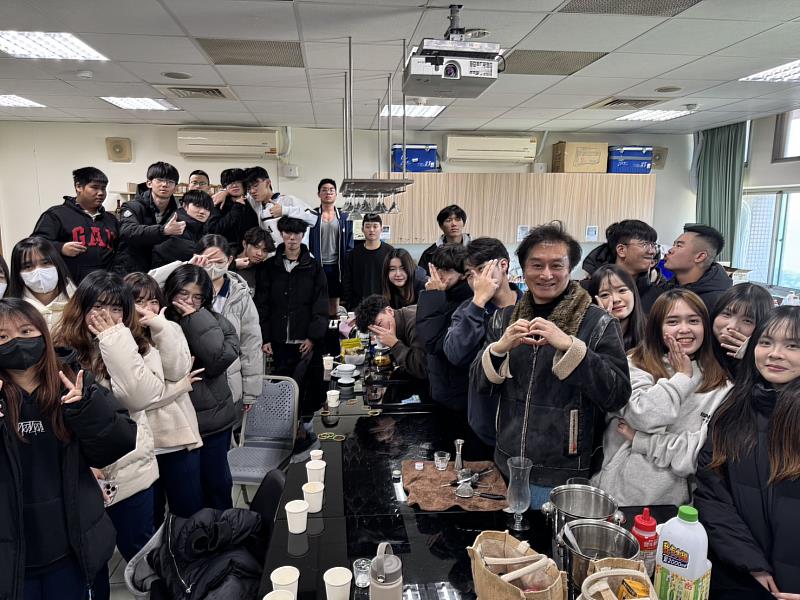 聖約翰科技大學休閒運動與觀光管理系舉辦「咖啡工作坊」,邀請醒吾高中師生參與。