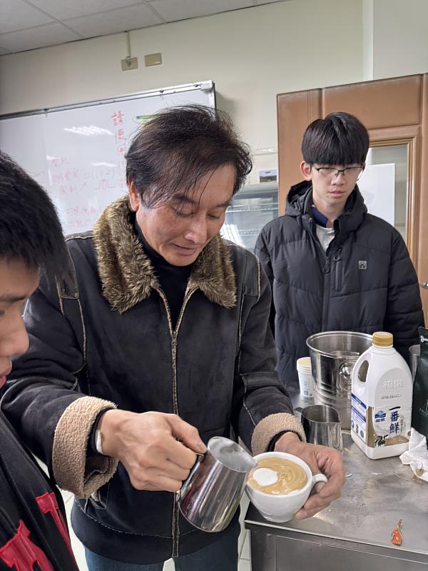 蔡俊杰老師向學員示範如何拉花的技巧。