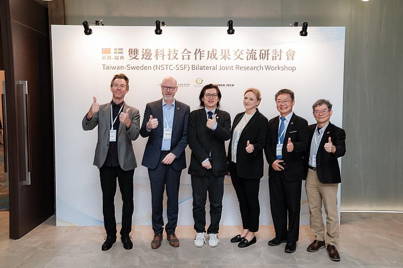 由左至右為瑞典策略研究基金會（SSF）科學秘書Johan Nilsson、瑞典策略研究基金會（SSF）研究計畫經理Joakim Amorim、國家科學及技術委員會（NSTC）副主任委員陳炳宇、瑞典駐臺代表任荷雅Helena Reitberger、國家科學及技術委員會（NSTC）科教國合處處長李旺龍及臺科大化工系國家講座教授黃炳照。