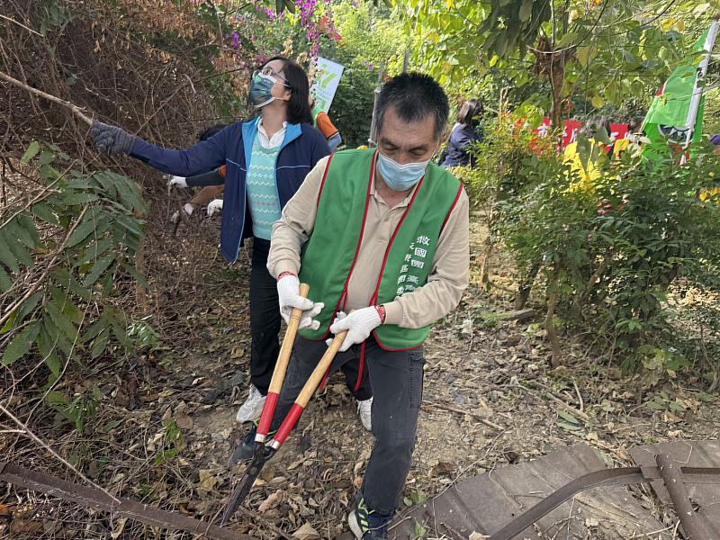 寒冬送暖迎新春 救國團台南市團委會歲末關懷孤老長者