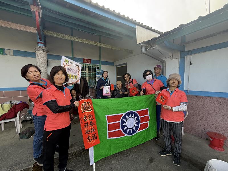 寒冬送暖迎新春 救國團台南市團委會歲末關懷孤老長者