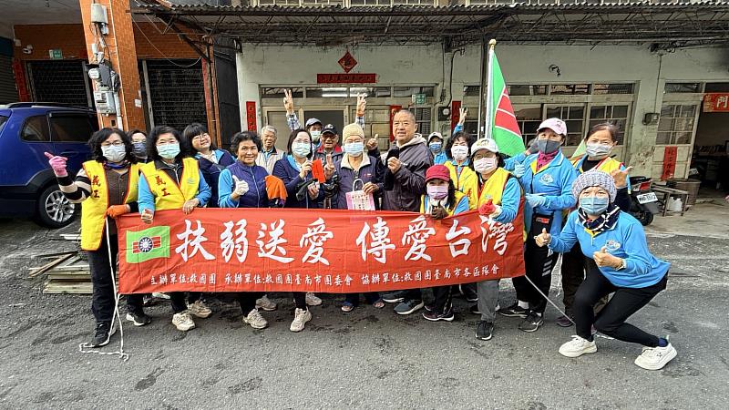 寒冬送暖迎新春 救國團台南市團委會歲末關懷孤老長者