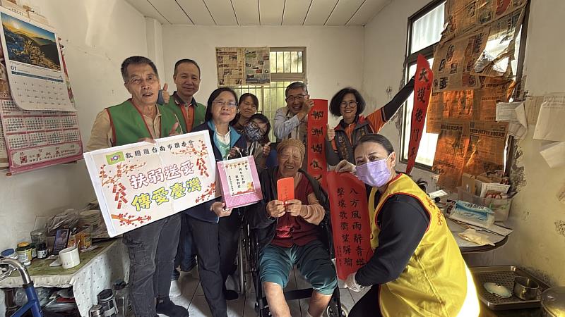 寒冬送暖迎新春 救國團台南市團委會歲末關懷孤老長者