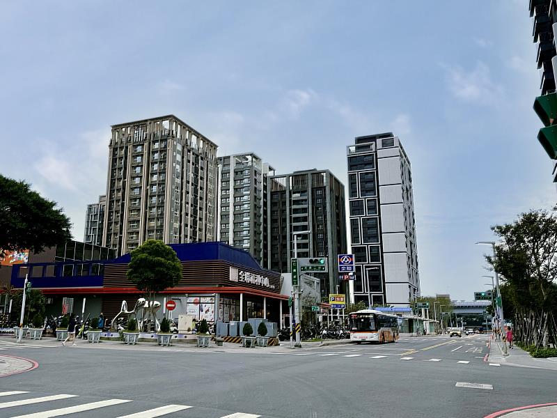 仁義街廓新、建物齊整，吸引重視環境秩序與新成屋品質的自住客；步行5至10分鐘即可銜接五華、龍門商圈，日常採買無明顯落差。