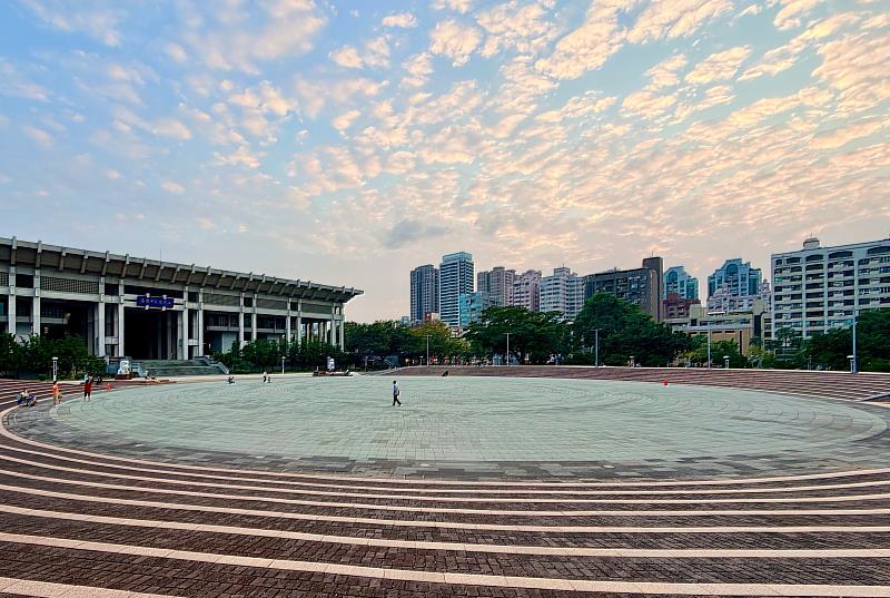 文化中心屋主普遍惜售、釋出稀少，若在意學區與綠地機能，文化中心生活圈提供與美術館去相近的生活品質與更親民的總價門檻，成為換屋與學區族群的折衷選擇。