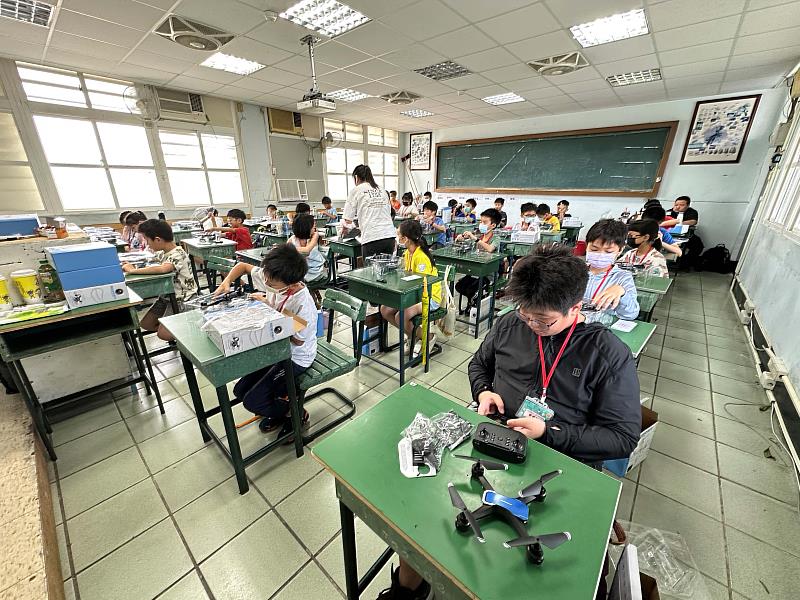 臺南市救國團115年寒假冬令營「空中探險家：無人機初體驗」 實現孩子的飛行夢