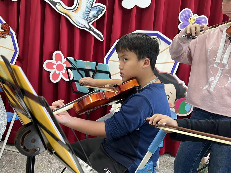 近全盲小太陽閃耀普仁獎 周君憲樂觀撥弦勇築音樂夢