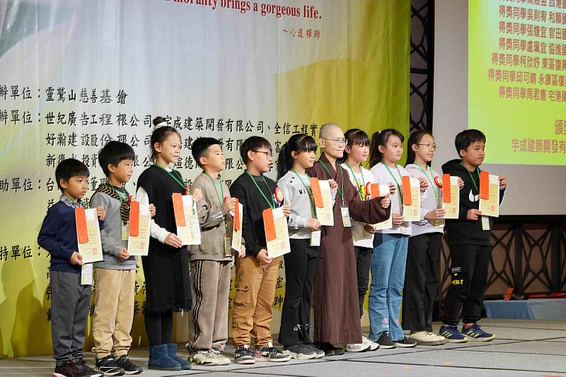 靈鷲山台南分院監院晟芝法師頒發普仁獎給君憲及多位普仁小太陽。（圖片提供/靈鷲山佛教教團）